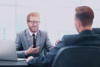 office toplantısında konuşurken mutlu iş adamları