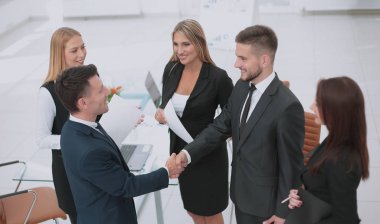 Çeşitlilik iş takım içinde el sıkışma ile sözleşme sonuçlandırılmasına bir