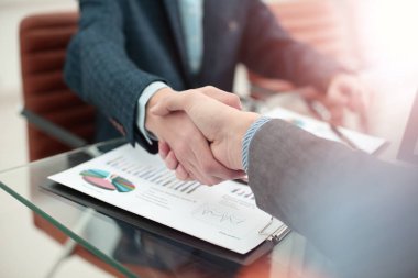 İş adamı ortağıyla anlaşma yapmak için el sıkışıyor.