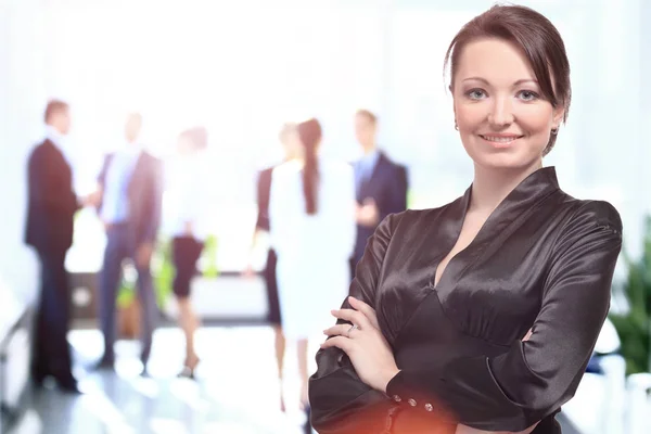 Porträt einer Geschäftsfrau, die glücklich und lächelnd wirkt — Stockfoto