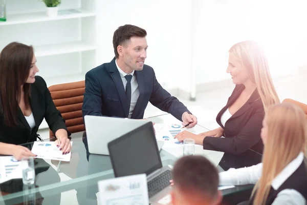 Consultor asociado y equipo empresarial realizaron una reunión de trabajo — Foto de Stock