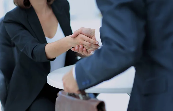 近代的なオフィスでビジネスの握手 — ストック写真