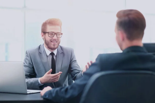 Gente de negocios feliz hablando en la reunión en la oficina —  Fotos de Stock