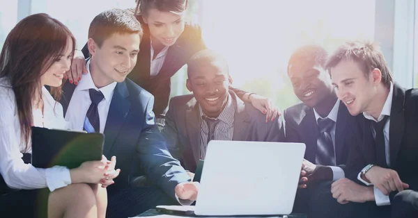Happy business arbetsgrupp i moderna kontor — Stockfoto