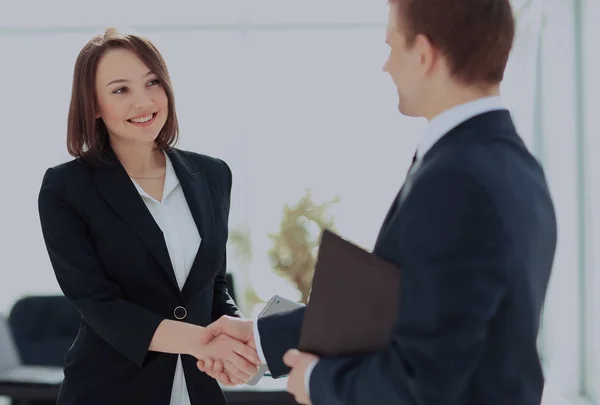 Due uomini d'affari professionisti che si stringono la mano — Foto Stock