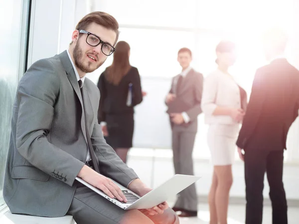 Primer plano de un hombre de negocios con un ordenador portátil con estilo en las rodillas en t — Foto de Stock