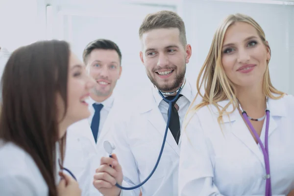 Ritratto di gruppo di colleghi ospedalieri sorridenti in piedi insieme — Foto Stock