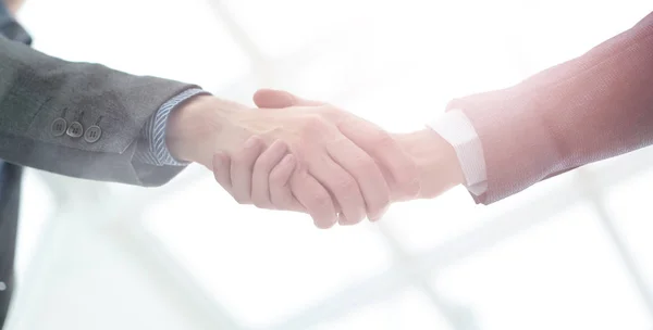 Homme d'affaires serrant la main pour conclure un accord avec son partenaire — Photo