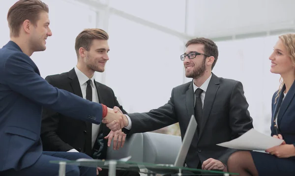 Un apretón de manos entre empresarios en una oficina moderna — Foto de Stock