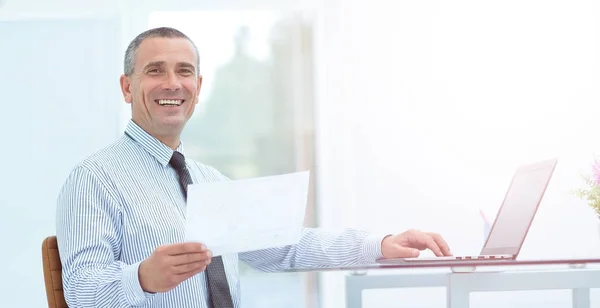 Exitoso hombre de negocios sonriente con documentos está sentado en el Imagen De Stock