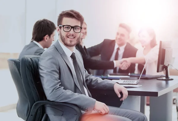 Portret van volwassen business man die lacht tijdens een vergadering met collega's op achtergrond — Stockfoto