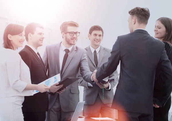 Business partners in the presence of a business team shake hands — Stock Photo, Image