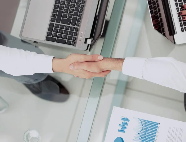 Geschäftsleute beim Händeschütteln während eines Meetings — Stockfoto