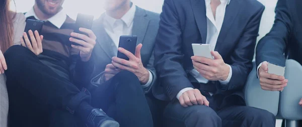 Gruppe junger Menschen nutzt ihr Handy — Stockfoto