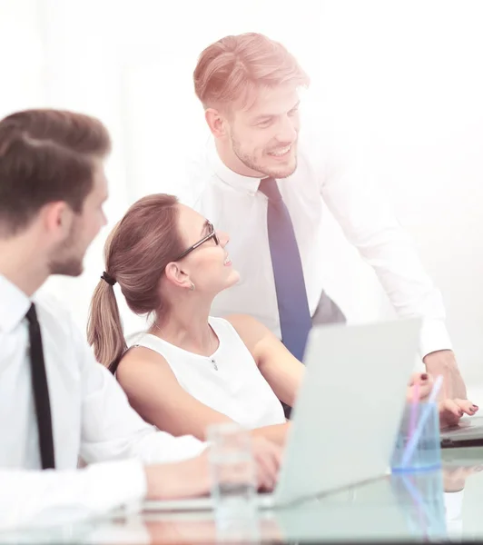 Foto de un joven equipo de negocios trabajando en una oficina moderna — Foto de Stock