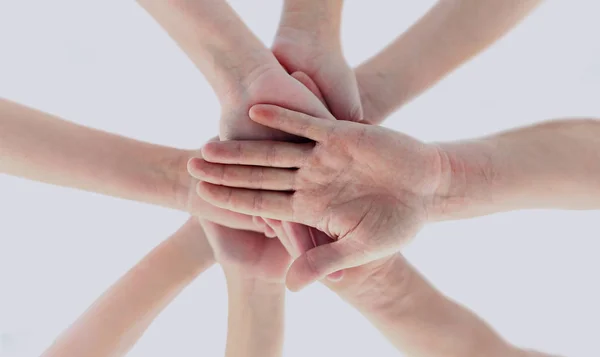 Gente de negocios uniendo sus manos en un círculo en la oficina —  Fotos de Stock