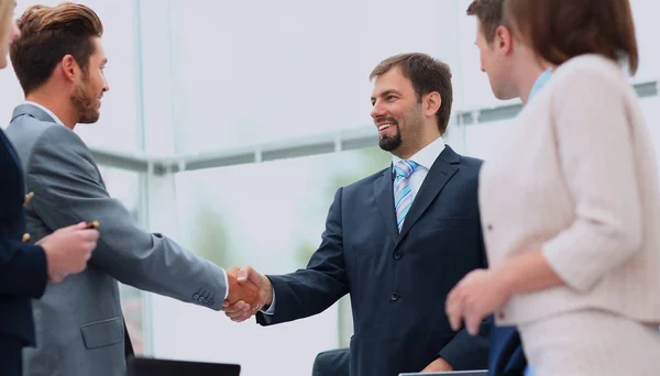 Geschäftskollegen an einem Tisch während eines Treffens mit zwei — Stockfoto