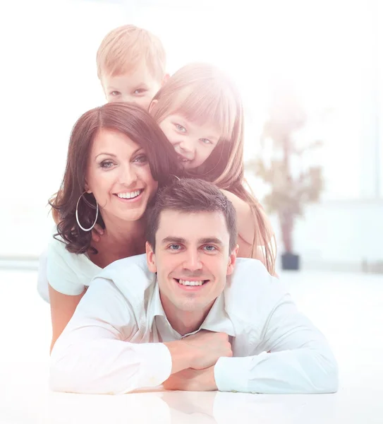 Sonriente familia feliz — Foto de Stock