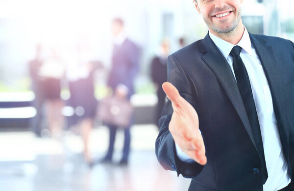 Портрет успешного бизнесмена, протягивающего руку
