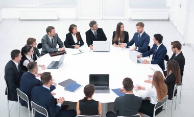 Toplantı odasında iş ortaklarıyla buluşacağım..