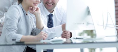 Çalışma ekibi masada oturan bilgileri tartışıyor.