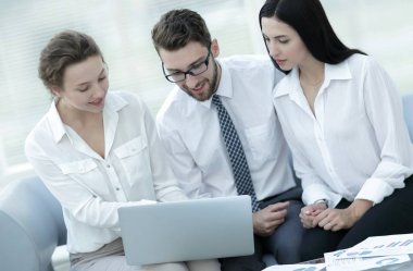iş takım laptop bilgilerine bakar