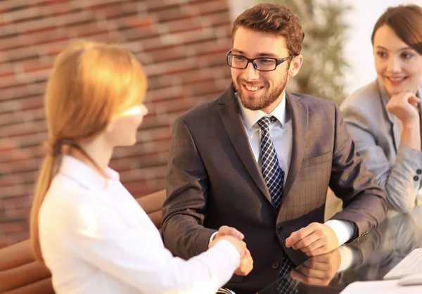 Friendly handshake between colleagues in the office — Stock Photo, Image