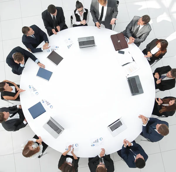 Vista desde la parte superior. Socios comerciales de la reunión para la mesa redonda. — Foto de Stock