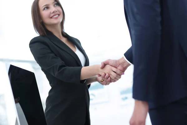 Colegas de negocios estrechando las manos después de una presentación exitosa . — Foto de Stock