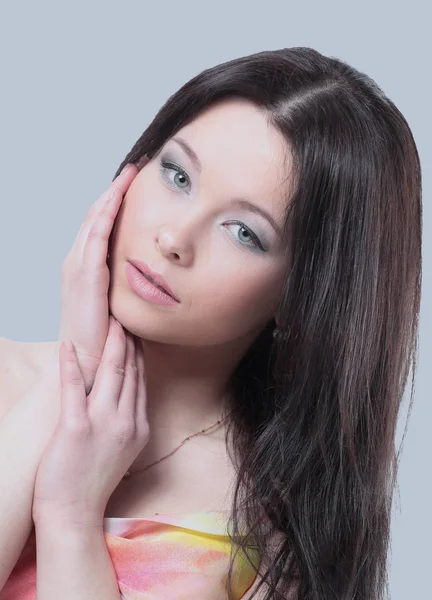 Hermosa cara de mujer de cerca retrato joven estudio en gris —  Fotos de Stock