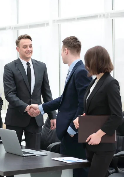 Uścisk dłoni partnerów biznesowych na spotkaniu w biurze — Zdjęcie stockowe