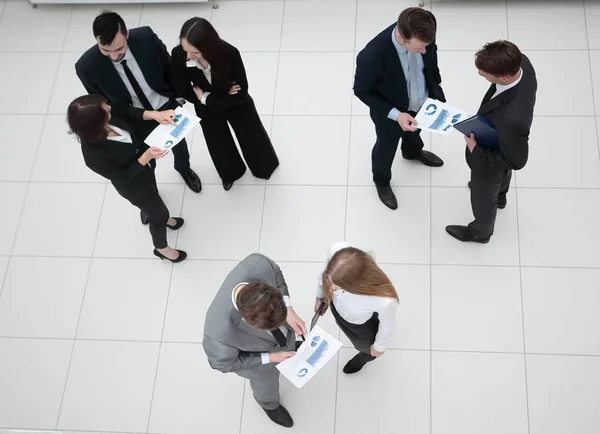 Equipo de negocios discutiendo un gráfico financiero —  Fotos de Stock