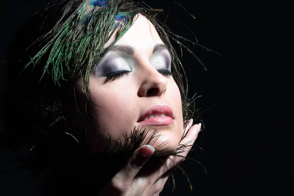 Retrato de una joven con maquillaje de noche y plumas decora — Foto de Stock