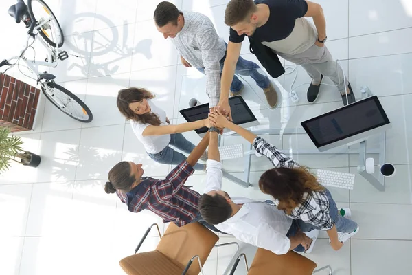 Equipo creativo con las manos juntas . — Foto de Stock