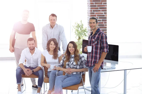 Porträt eines kreativen Teams am Arbeitsplatz im Büro — Stockfoto