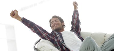 şık adam rahat bir sandalye germe