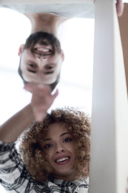 Karı koca kutunun içine bakarak aşağıdaki göster.