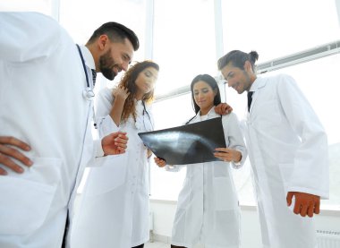 Doktor Röntgen tartışırken grup