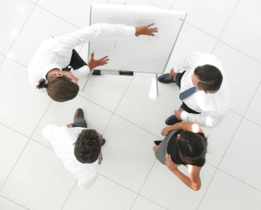 En baştan görüntüleyin. arka plan resmi bir iş takımının yeni fikirler tartışıyor