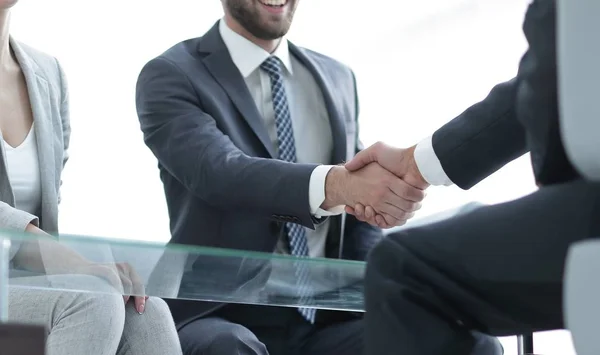 Kézfogás üzleti partnerek az irodában — Stock Fotó