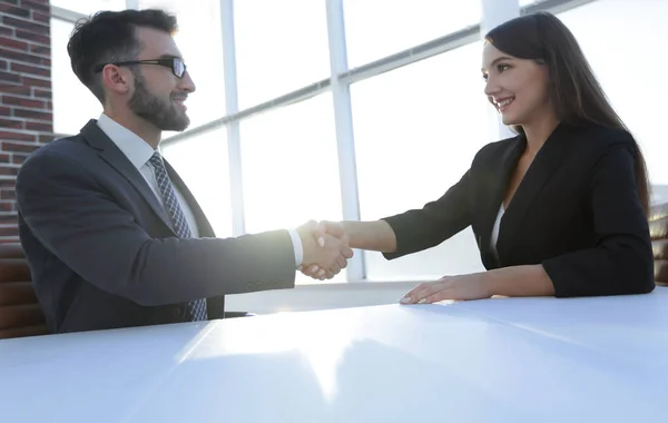 Vriendelijke glimlachende business mensen handshaking na aangename tal — Stockfoto