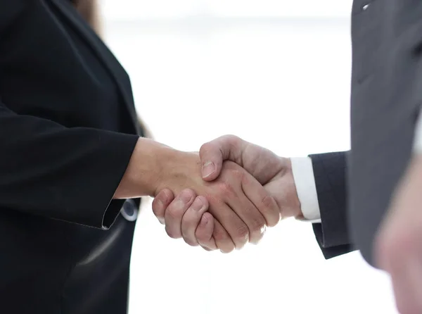 Executivos de empresas para parabenizar o acordo de negócios conjunto — Fotografia de Stock