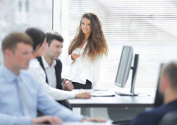 Responsabile e team aziendale sul posto di lavoro — Foto Stock