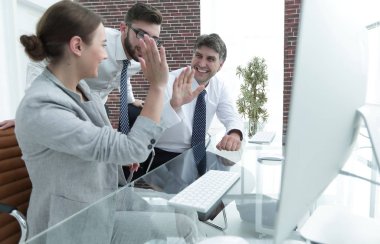 Dost canlısı iş ekibi başarısını gösterdi