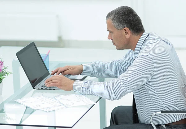 Nahaufnahme .Geschäftsmann arbeitet am Laptop — Stockfoto