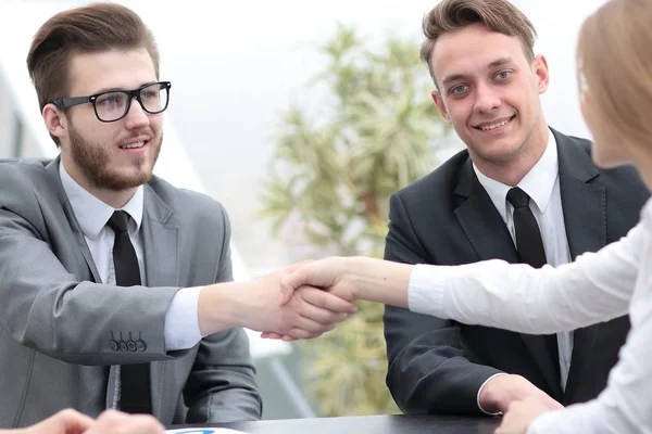 オフィスでのビジネス人々 の握手 — ストック写真