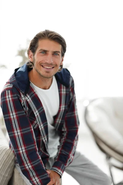 Jovem elegante na camisa xadrez . — Fotografia de Stock