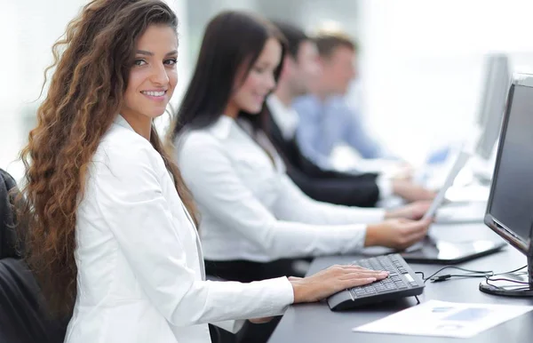 Zakenvrouw op de achtergrond van business team — Stockfoto