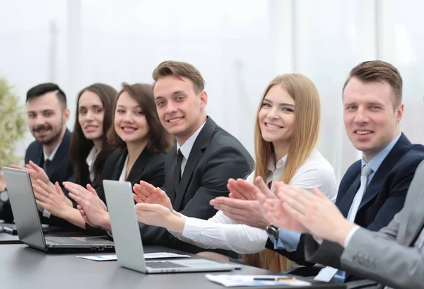 Business-team som applåderar högtalaren på verkstad — Stockfoto