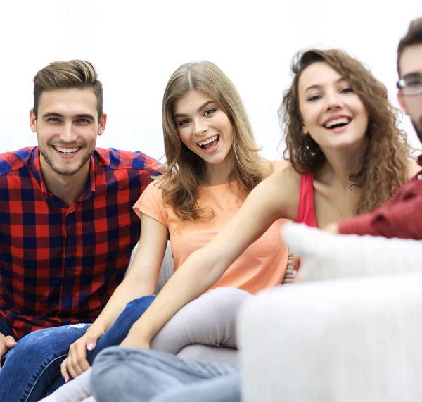 Grupo de amigos alegres sentados no sofá — Fotografia de Stock